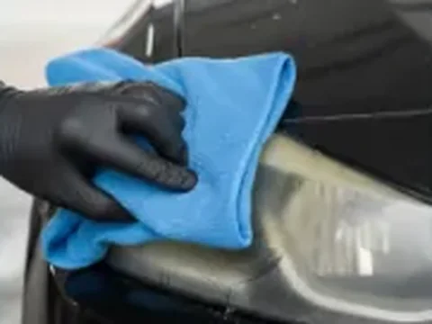 Bước 4: rửa và lau khô đèn pha bằng khăn microfiber